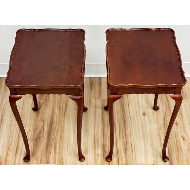 Late 20th Century Vintage Bombay Company Scalloped Edge Queen Anne Style Side Table Pair For Sale - Image 5 of 12