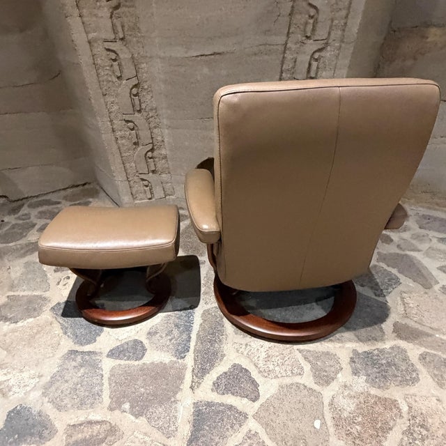 For your consideration, an stressless leather recliner and ottoman manufactured by the Norwegian brand Ekornes. It...