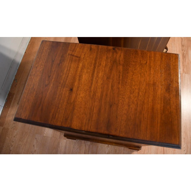Chippendale 1930s Pair of English Chippendale Walnut Nightstands / Bedside Tables For Sale - Image 3 of 17