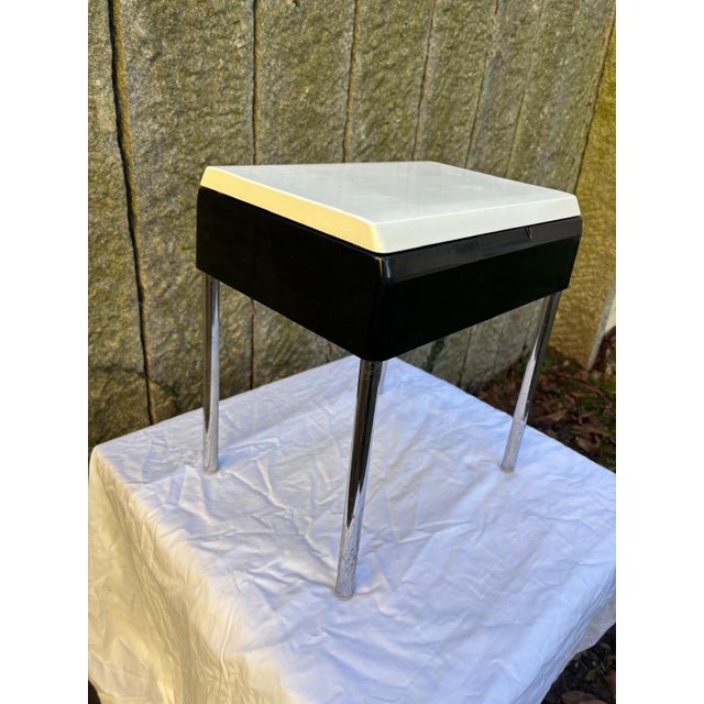 Mod Elba Kidney-Shaped Side Table with Foldable Plastic Top and Chromed Metal Legs For Sale - Image 11 of 16