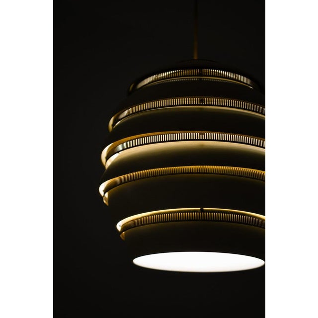 1950s Beehive Lamp in Brass and White Lacquered Metal by Alvar Aalto, 1953 For Sale - Image 5 of 11
