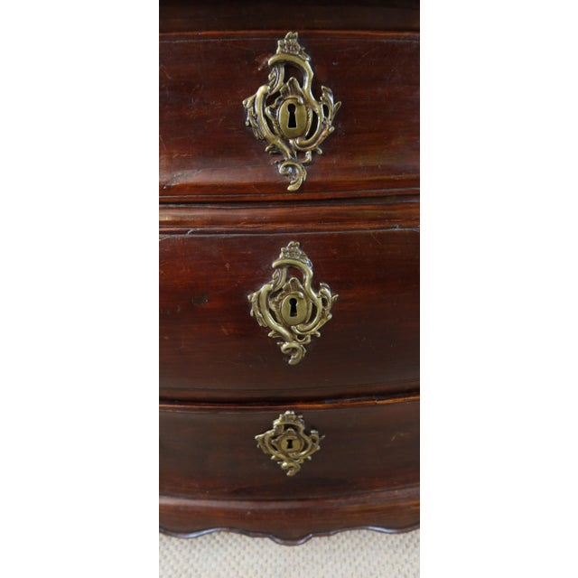 Tombeau Chest of Drawers, 18th Century For Sale - Image 3 of 13