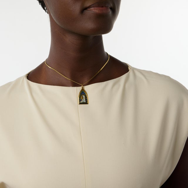 1970s French Vintage Virgin Mary Plique-À-Jour Enamel Yellow Gold Pendant Necklace For Sale - Image 5 of 6