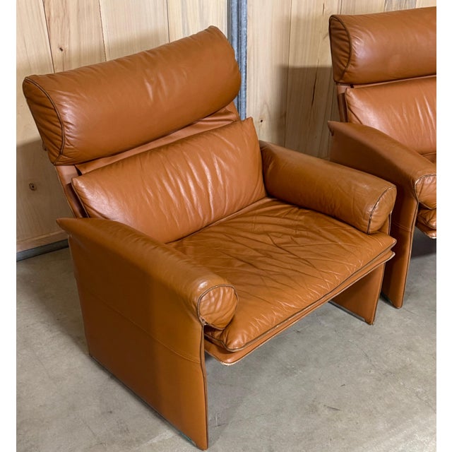 Giorgio Saporiti Pair Saddle Brown Leather Lounge Chairs by Giovanni Offredi for Saporiti, 1970s For Sale - Image 4 of 7