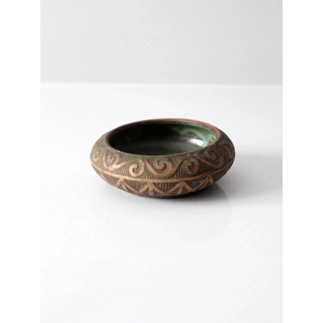 This is a Red Wing brushware bowl circa 1920s-1930s. The stoneware bulb planter bowl features an oak leaf raised design...