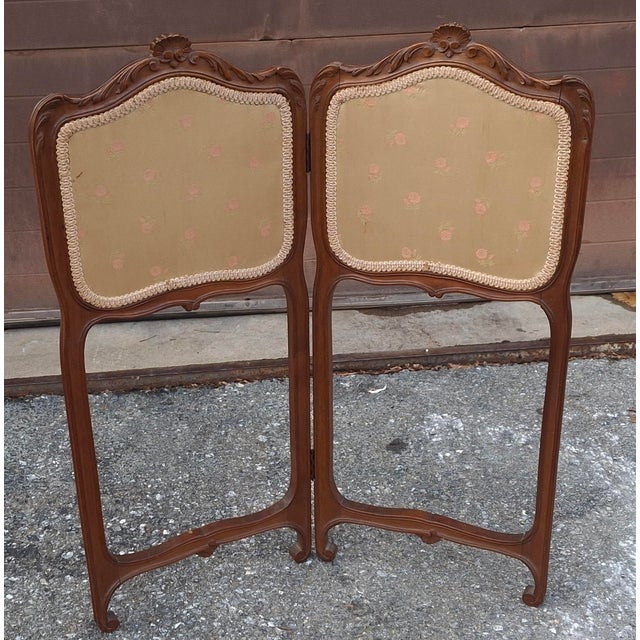 French Early 20th Century Louis XV Style Carved Walnut Two-Fold Small Screen For Sale - Image 3 of 10