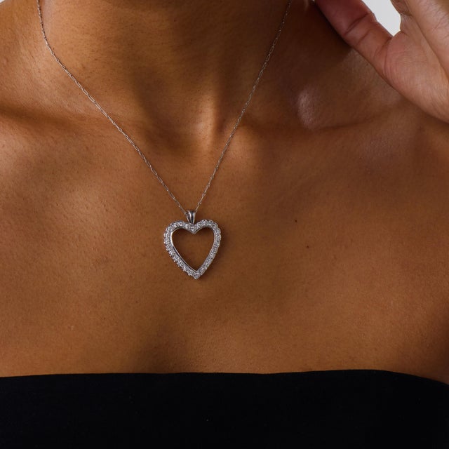 1990s Vintage 1.00 Carat Diamond 14k White Gold Heart Pendant For Sale - Image 5 of 6