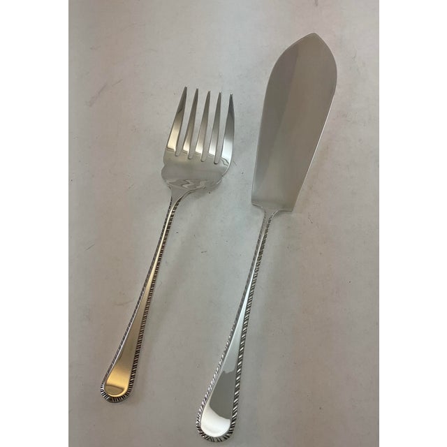 English 1980s Silver Plated Pair Fish Servers, Fish Serving Fork & Fish Serving Knife, Feather Edge. For Sale - Image 3 of 13