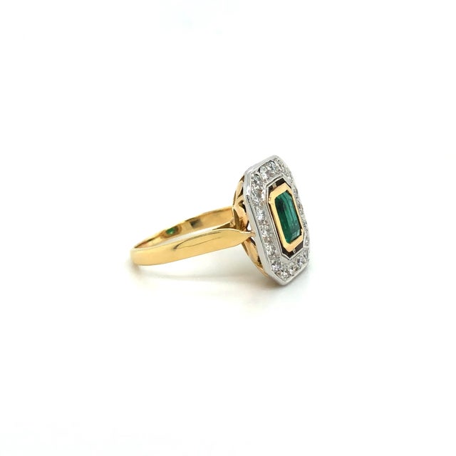 Metal :- Yellow gold Metal Carat :- 18 Primary Stone :- Emerald Secondary Stone Diamond