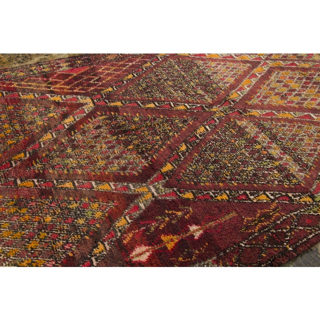 Traditional Vintage Berber Moroccan Wool Rug With Diamond Grid by Rug & Kilim, 1950-1959 For Sale - Image 3 of 9