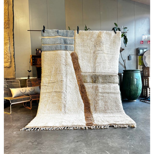 Moroccan Beni Ouarain Mrirt Rug – Sculptural Minimalist Design Dimensions: 200 × 300 cm This refined Moroccan Beni Ouarain...