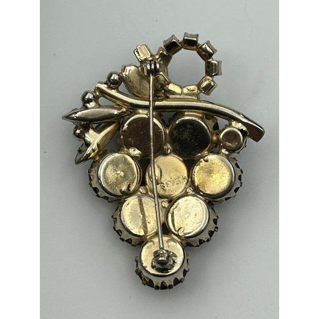 Weiss Fall Thanksgiving Holiday Prong Set Rhinestone Gold Toned Grapes Brooch For Sale In Los Angeles - Image 6 of 7