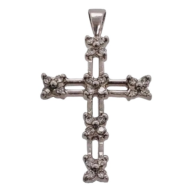 14 Karat White Gold Cross Pendant With Diamonds 0.25 Total Diamond Weight For Sale