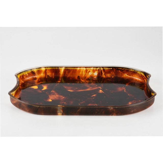 1970s Mid-Century Modern Oval Serving Tray in Tortoiseshell Effect Acrylic Glass, Italy, 1970s For Sale - Image 5 of 15