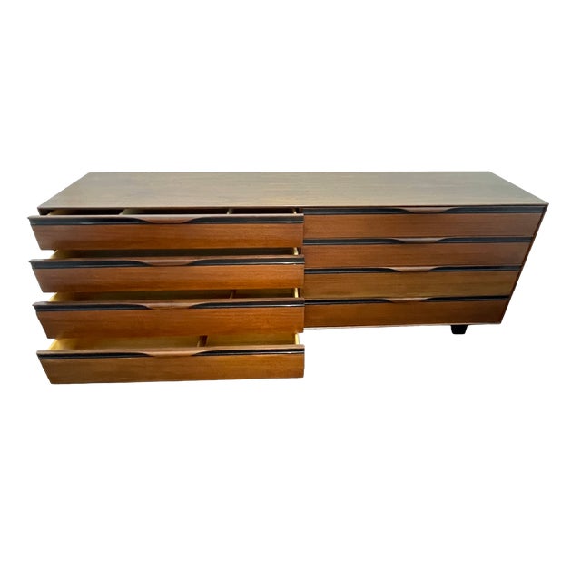 John Kapel for Glenn of California 7 Ft Walnut Dresser, Circa 1960s For Sale In Los Angeles - Image 6 of 14