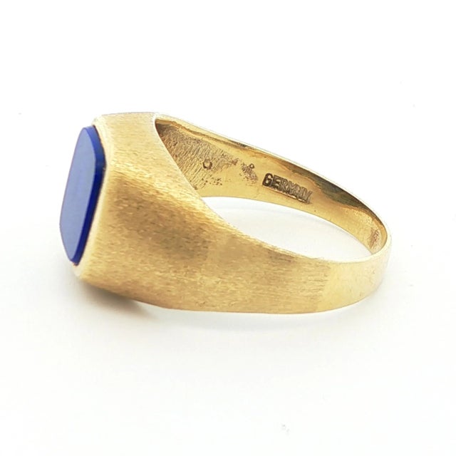 Blue 1980s 14k Yellow Gold Solitaire Lapis Ring, Size 6.25 For Sale - Image 8 of 10