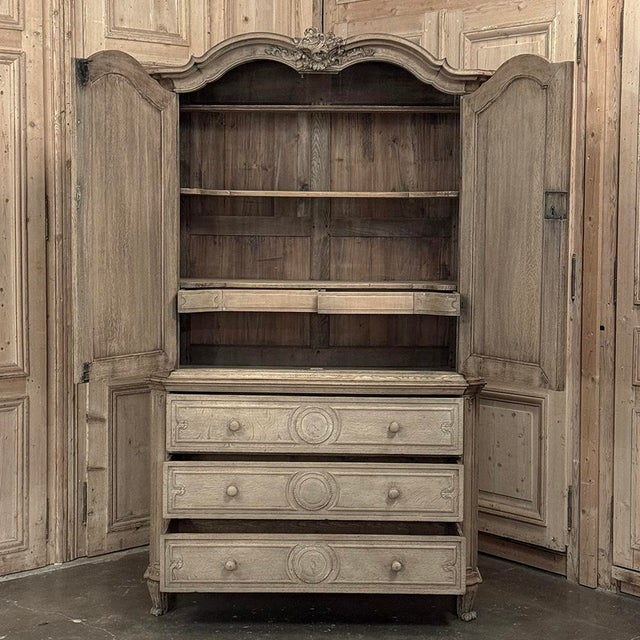 18th Century Liégeois Régence Period Stripped Oak Linen Press For Sale - Image 16 of 18