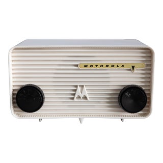 Mid-Century Modern 1957 Motorola Jetsons Tube Radio - White For Sale
