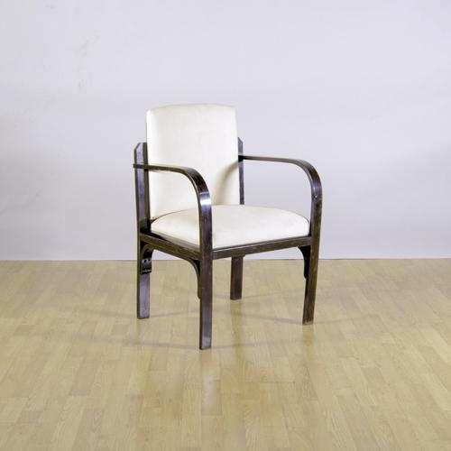 This refined art deco armchair, dating back to the 1930s, embodies the rigorous elegance and geometric charm typical of...