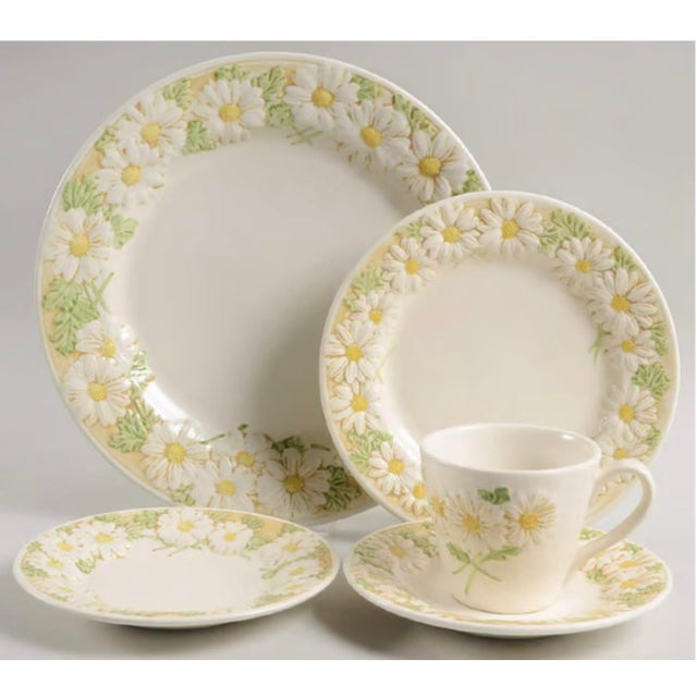 Vintage set includes Dinner plate (10) Rim soup bowl (12) 12” large salad serving bowl (1) 11” oval serving platter (1)...