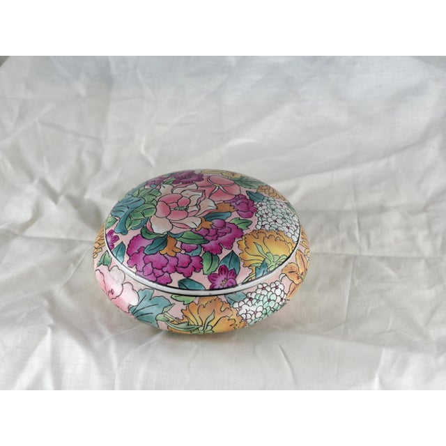 1970s Vintage Macau Style Floral Chinoiserie Lidded Enamel and Porcelain Round Box For Sale - Image 5 of 11