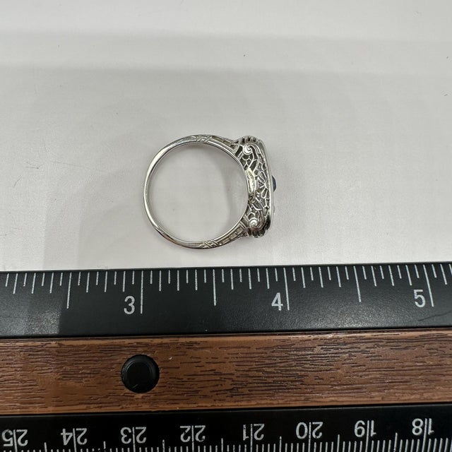 Mid 20th Century Vintage 3-Stone Princess Ring in 18kt White Gold - Diamonds & Blue Sapphire, Size 7.75 For Sale - Image 5 of 5