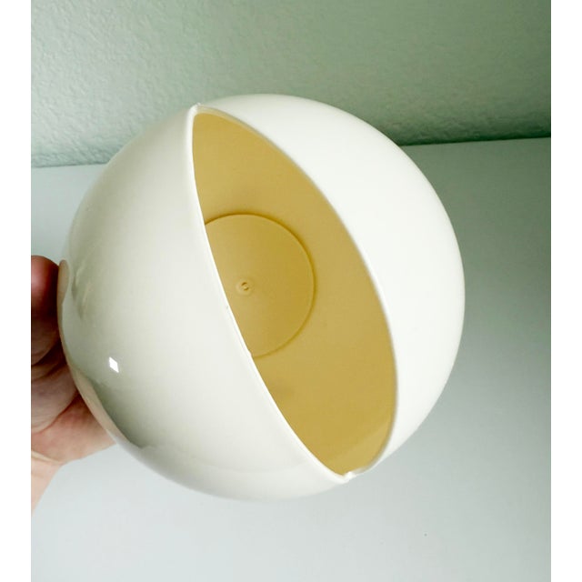Fun vintage 1970s wobbling tissue holder in creamy white plastic. To use, remove stacked tissues from their box and place...