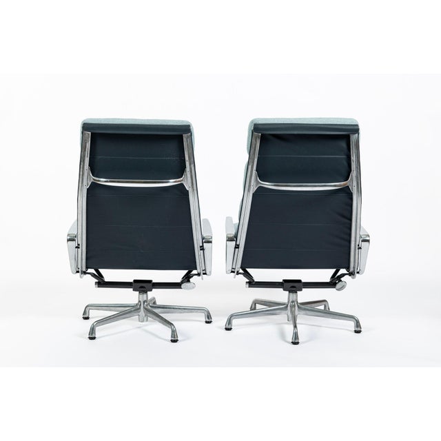 1990s Pair of Eames Soft Pad Recliners for Herman Miller, Blue Gray Aluminum Group Lounge Chairs For Sale - Image 5 of 17