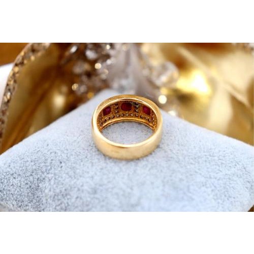 Gold Ring with Diamonds in Brilliant Cut For Sale - Image 4 of 10