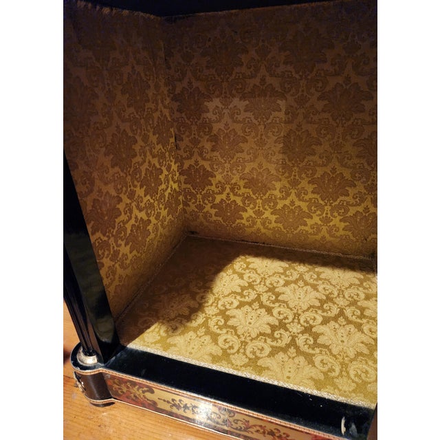 Italian Gilt Vanity & Mirror Set | Hand-Carved Dressing Table | Hollywood Regency / Baroque Style For Sale - Image 10 of 10