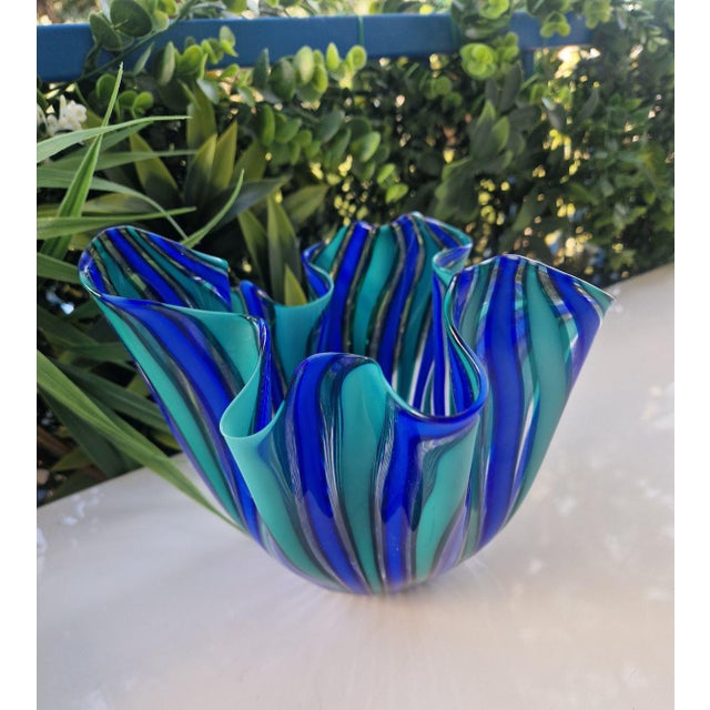 Murano Art Glass Bowl – Iconic Fazzoletto Form in Cobalt & Turquoise Stripes, Attributed to Fulvio Bianconi. For Sale - Image 6 of 6
