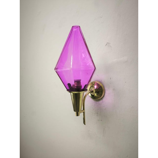 Brass Wall Lamp with Lilac Murano Glass, 1950s, in Very Good conditions. Designed 1950 to 1959 Up to 250V (Europe/UK...