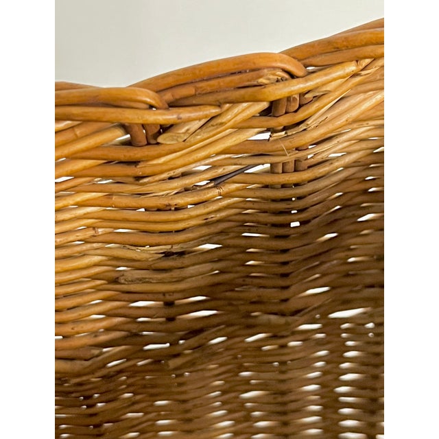 Brown Early 20th Century French Wicker Gathering Basket With Bentwood Handle | French Provincial Market Basket For Sale - Image 8 of 11