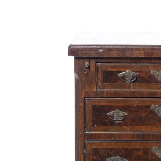 Furniture - Bedside table. English; 20th century, veneered in mahogany and mahogany root with inlays; drop-down top. Chest...