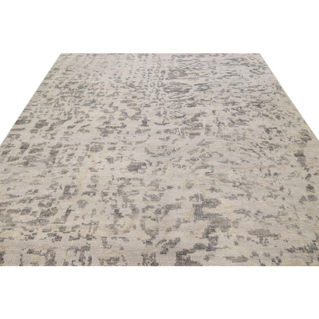 Indian Contemporary Abstract Handmade Gray & Beige Wool Rug For Sale - Image 3 of 8