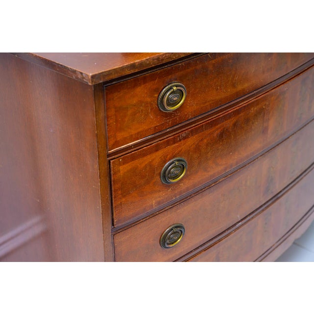 1940s Bow Front Flame Mahogany Dresser & Highboy | Attributed to Drexel Heritage | Georgian Revival Bedroom Suite (Pair) For Sale - Image 6 of 14