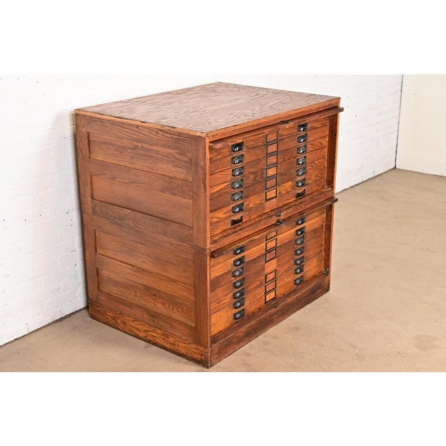 Globe Wernicke Antique Arts & Crafts Oak 14-Drawer Architect's Blueprint Flat File Cabinet, Circa 1900 For Sale - Image 4 of 13