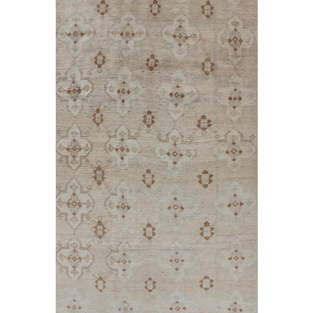 Vintage Turkish Oushak with flowers and geometric motifs, rug Keivan Woven Arts country of origin / type: Turkey / Oushak,...