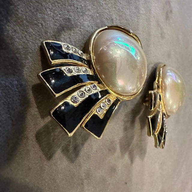 Metal 1980s Vintage Gilted Metal Black Enamel and Faux Pearls Italian Clip on Earrings For Sale - Image 7 of 12