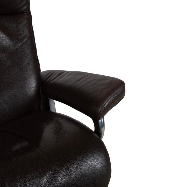Brown Set of Aura Leather Recliner and Ottoman from Stressless For Sale - Image 8 of 18