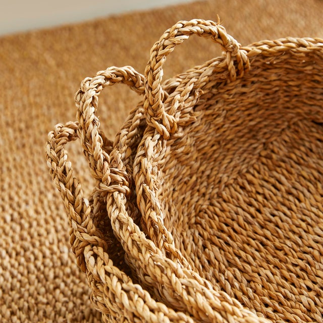 Kenneth Ludwig Chicago Seagrass Shallow Baskets With Handles, Set Of 3 For Sale - Image 4 of 5