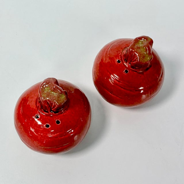Farmhouse 1976 Vintage Boho Chic Trompe L’Oeil Red Beet Salt & Pepper Shakers - A Pair. For Sale - Image 3 of 10