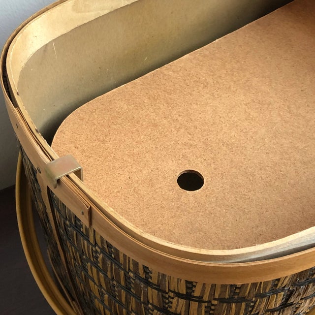 1960s Mid-Century Modern Raffia Picnic Basket For Sale - Image 11 of 13