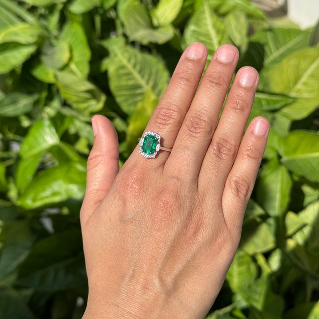 Contemporary Luxury 2.44ct Emerald Diamond 18k Gold Ring Size 7 for Women by VRJewels For Sale - Image 3 of 15
