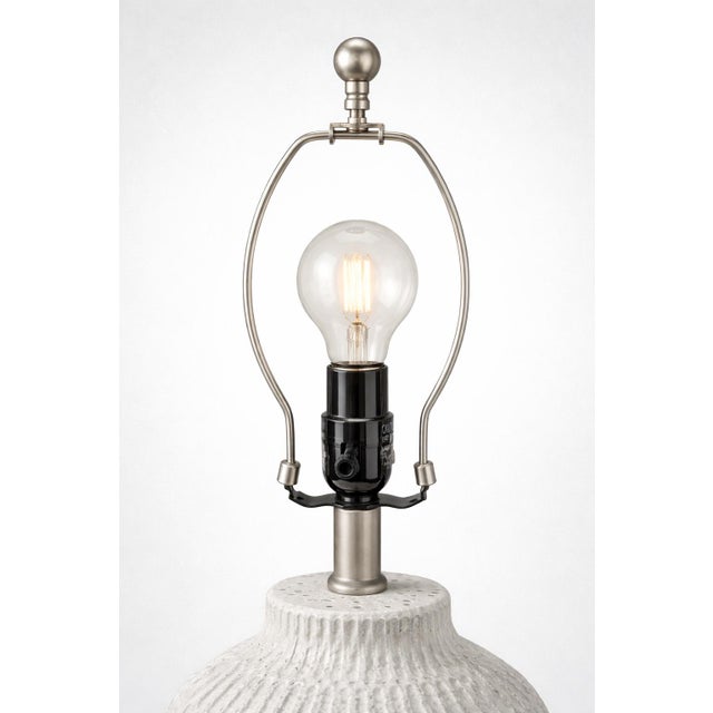 Late 20th Century Large Textural Ribbed Ceramic Table Lamp – Coastal Neutral For Sale - Image 11 of 12