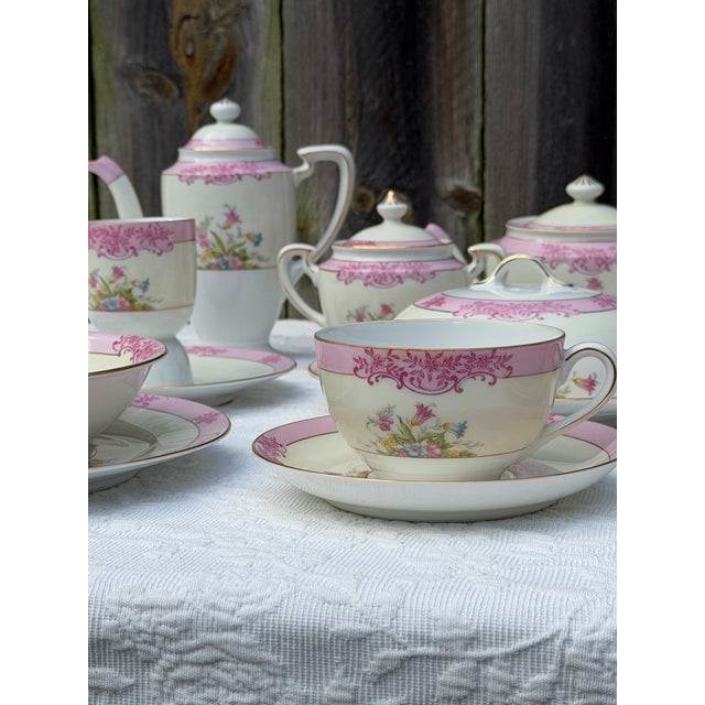 1910s Hand-Painted Japanese Noritake Morimura Pink Scroll Breakfast Porcelain - 18 Pieces For Sale - Image 12 of 12