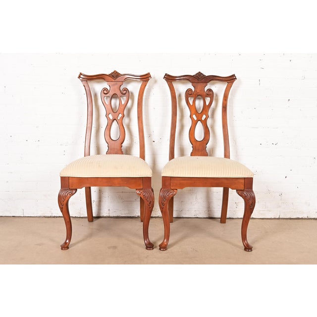 A gorgeous pair of Georgian or Chippendale style side chairs or dining chairs By Thomasville USA, Late 20th Century Carved...