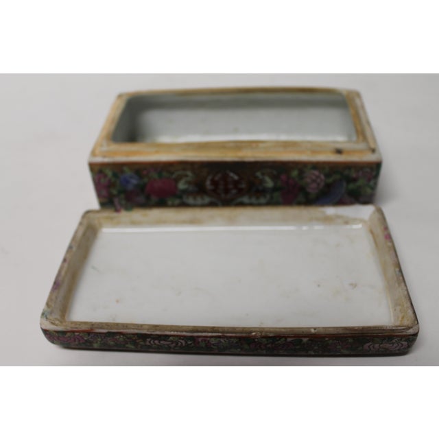 17th Century Chinese Porcelain Covered Box With Figural Decoration For Sale - Image 6 of 11