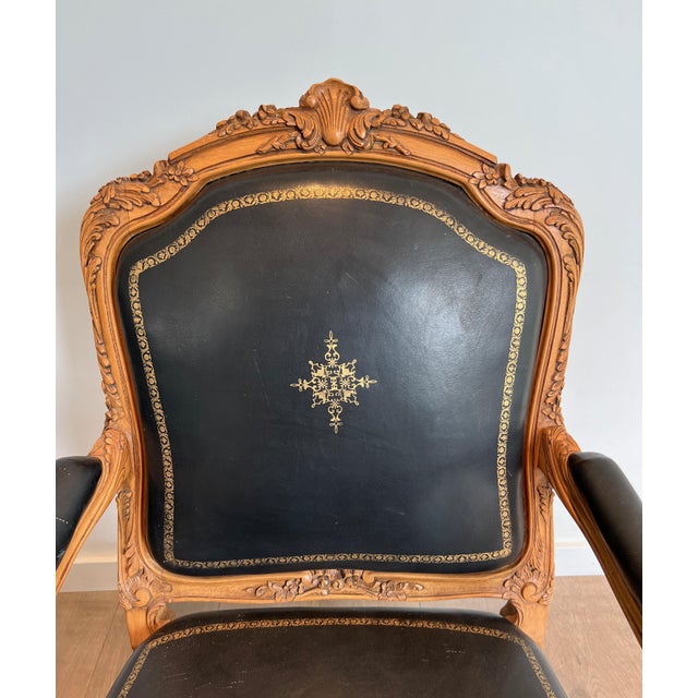 1950s Queen's armchair in carved walnut upholstered with black leather and iron-Gi For Sale - Image 6 of 12