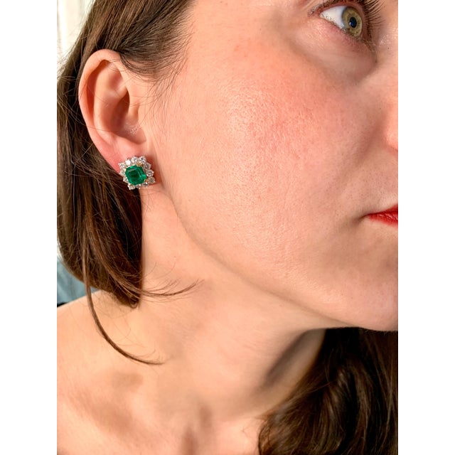 AGL Certified Insignificant Traditional 5 ct Colombian Emerald Diamond Earrings For Sale - Image 13 of 18